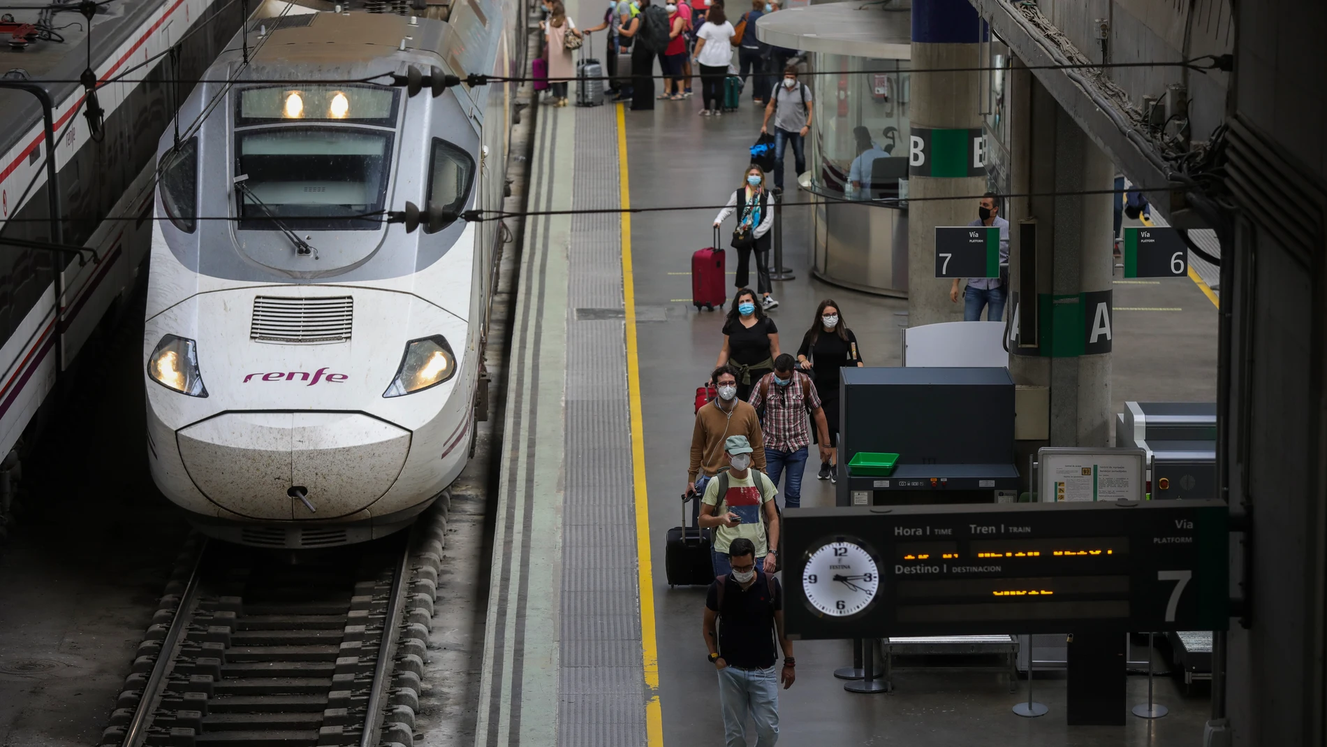 Llegada de un tren Alvia procedente de Madrid a la estación de Sevilla-Santa Justa, tras declaración del estado de alarma