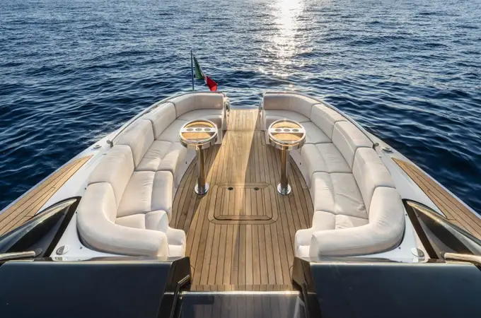 Te presentamos la nueva limusina acuática de lujo: la WB14 de Wooden Boats