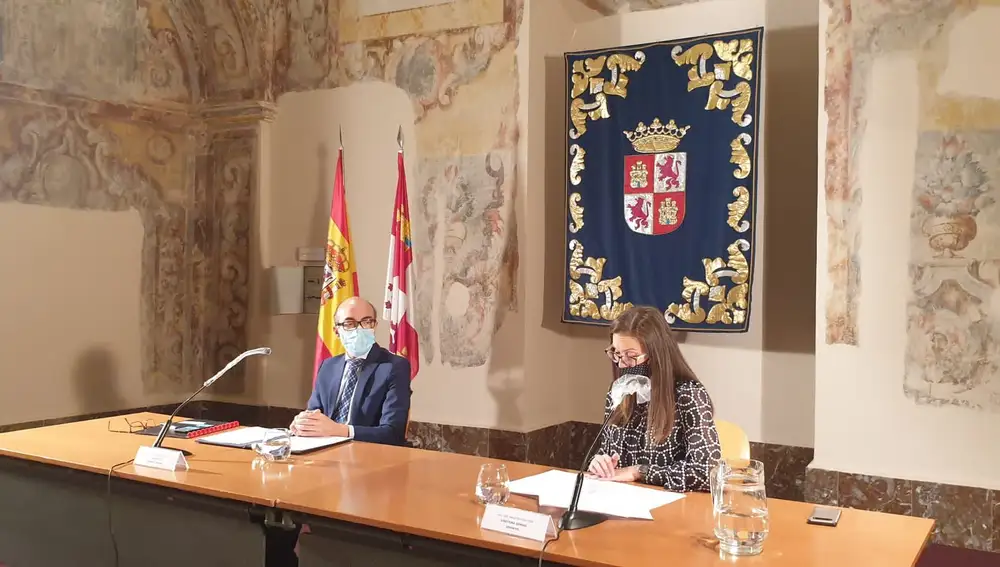 El consejero de Cultura y Turismo, Javier Ortega, y la directora general de Deportes, María Perrino,