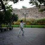 Una mujer practica Tai chi