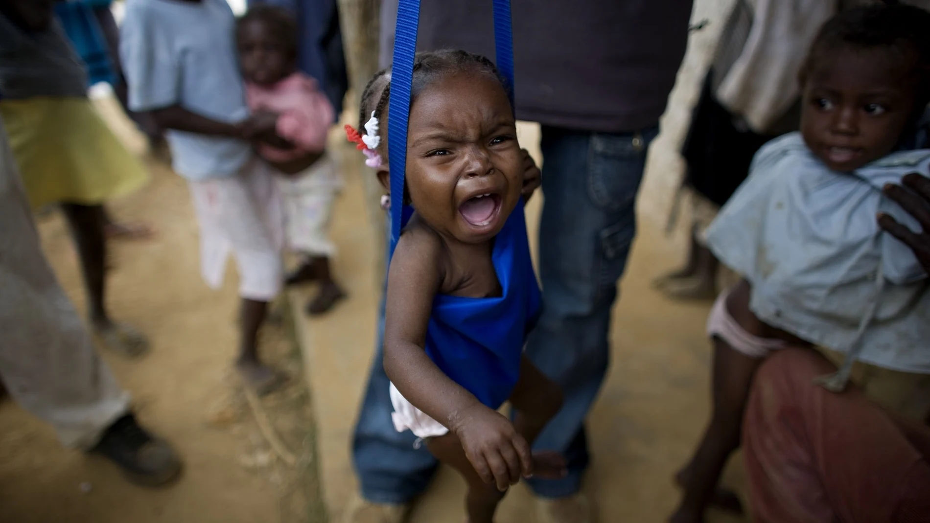 Andre Mislene, de 15 meses, es medida en una de las escalas del PMA en Haití