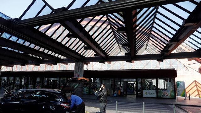 Pasajeros a su llegada a la estación de Atocha en Madrid, este viernes