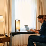 Una cliente profesional trabaja en una habitación convertida en oficina del Hotel Gallery