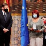 El presidente de la Generalitat, Ximo Puig, entrega la distinción de la Generalitat al sector sanitario a la médica Concepción Benito, en el Palau de la Generalitat