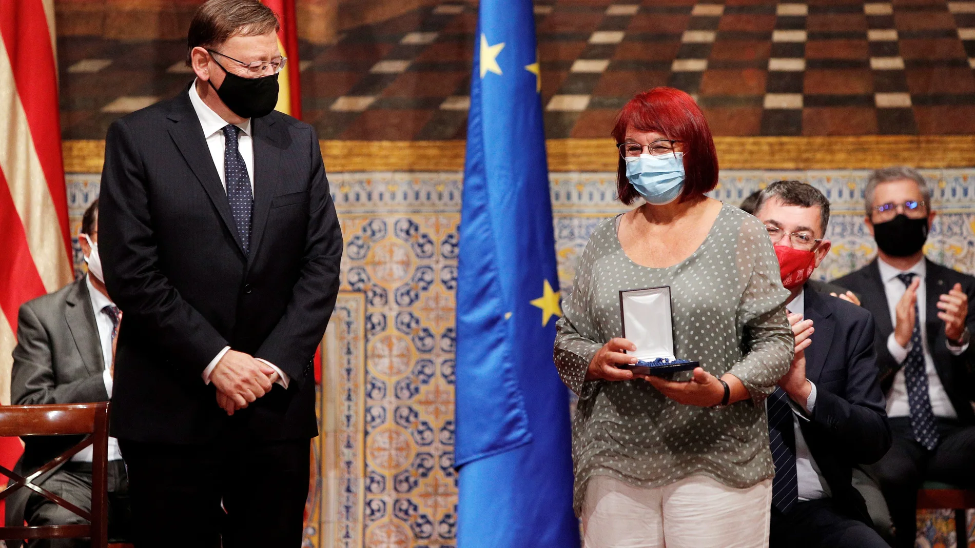El presidente de la Generalitat, Ximo Puig, entrega la distinción de la Generalitat al sector sanitario a la médica Concepción Benito, en el Palau de la Generalitat