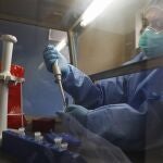 - Una persona manipula objetos en el laboratorio