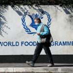 Un hombre camina junto a la sede del Programa Mundial de Alimentos