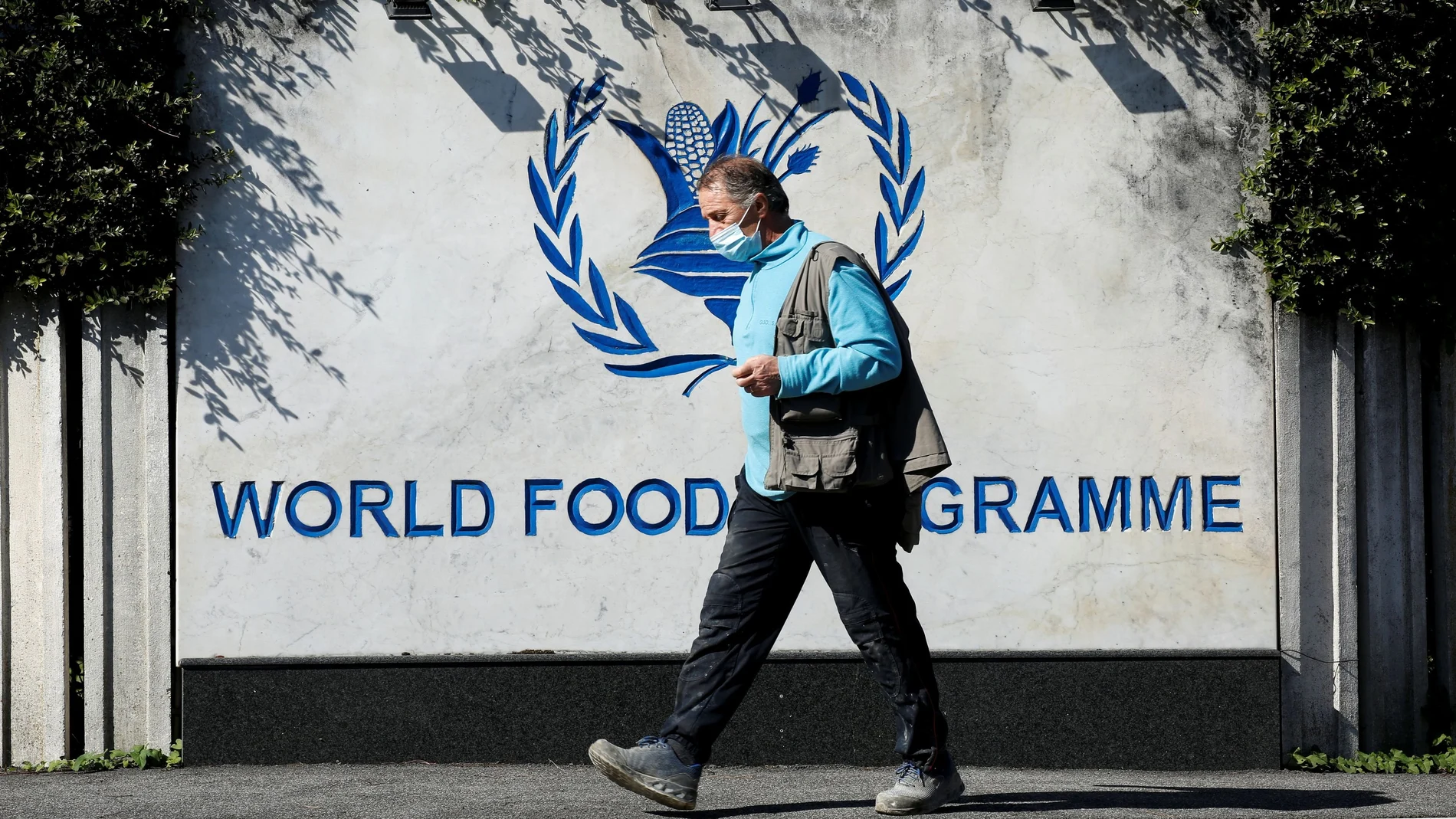 Un hombre camina junto a la sede del Programa Mundial de Alimentos