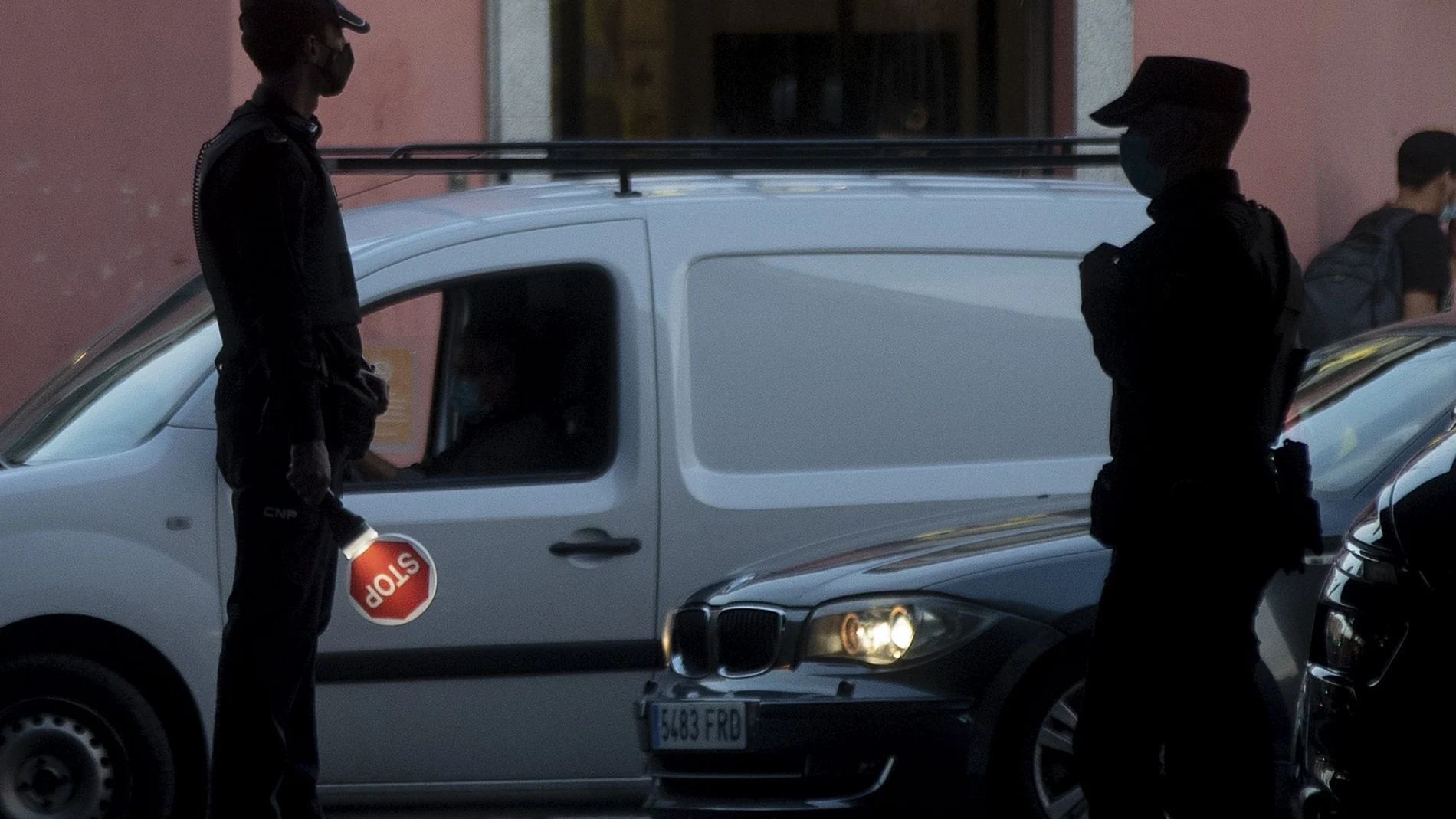 Controles de la Policía Nacional en Madrid en las primeras horas de la nuevas medidas de confinamiento.
