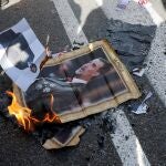 Una vez más, se quemaron imágenes del Rey Felipe VI. REUTERS/Nacho Doce