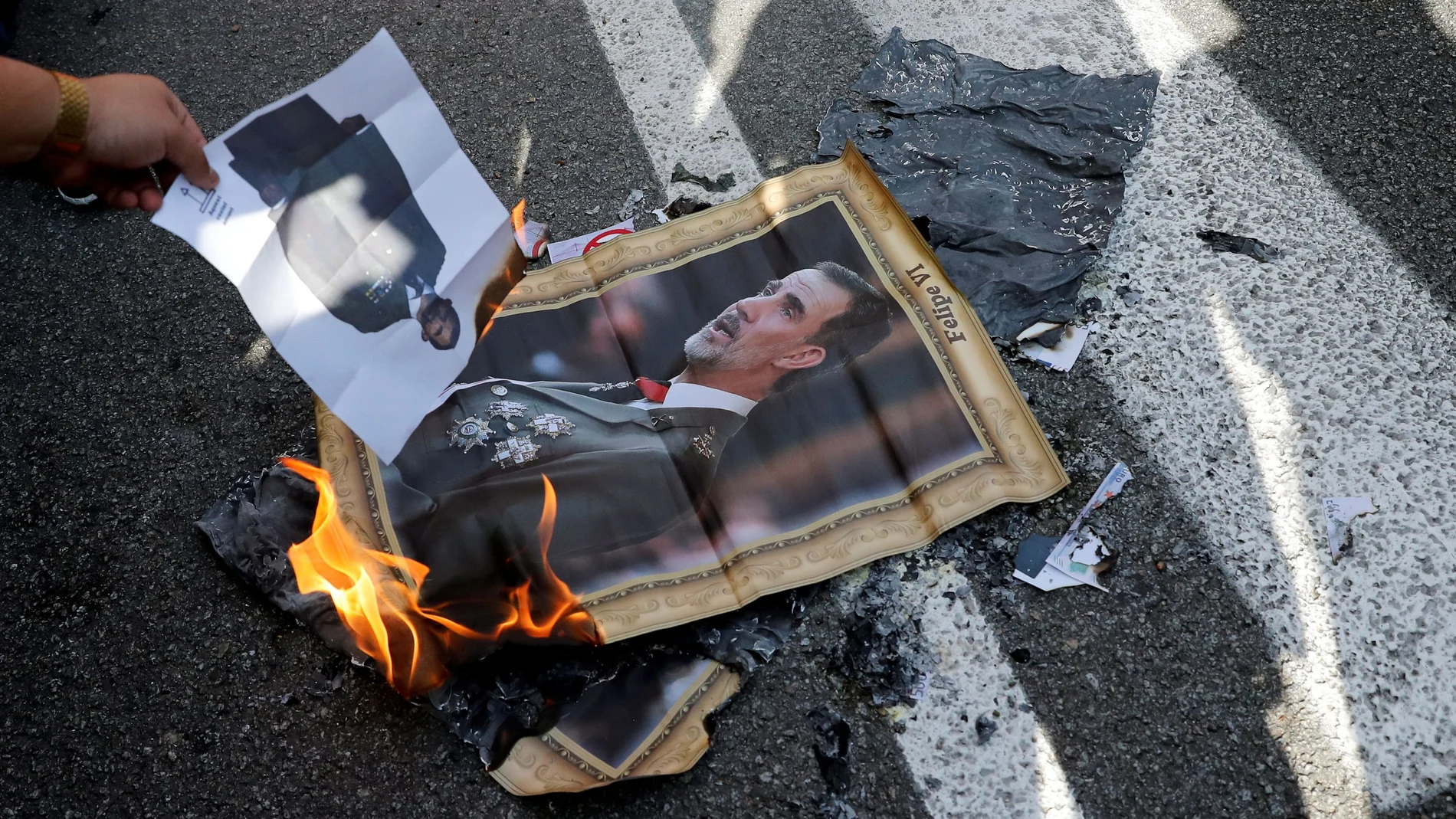 Una vez más, se quemaron imágenes del Rey Felipe VI. REUTERS/Nacho Doce