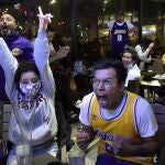 Aficionados de los Lakers con la camiseta de Kobe celebran el título de la franquicia californiana
