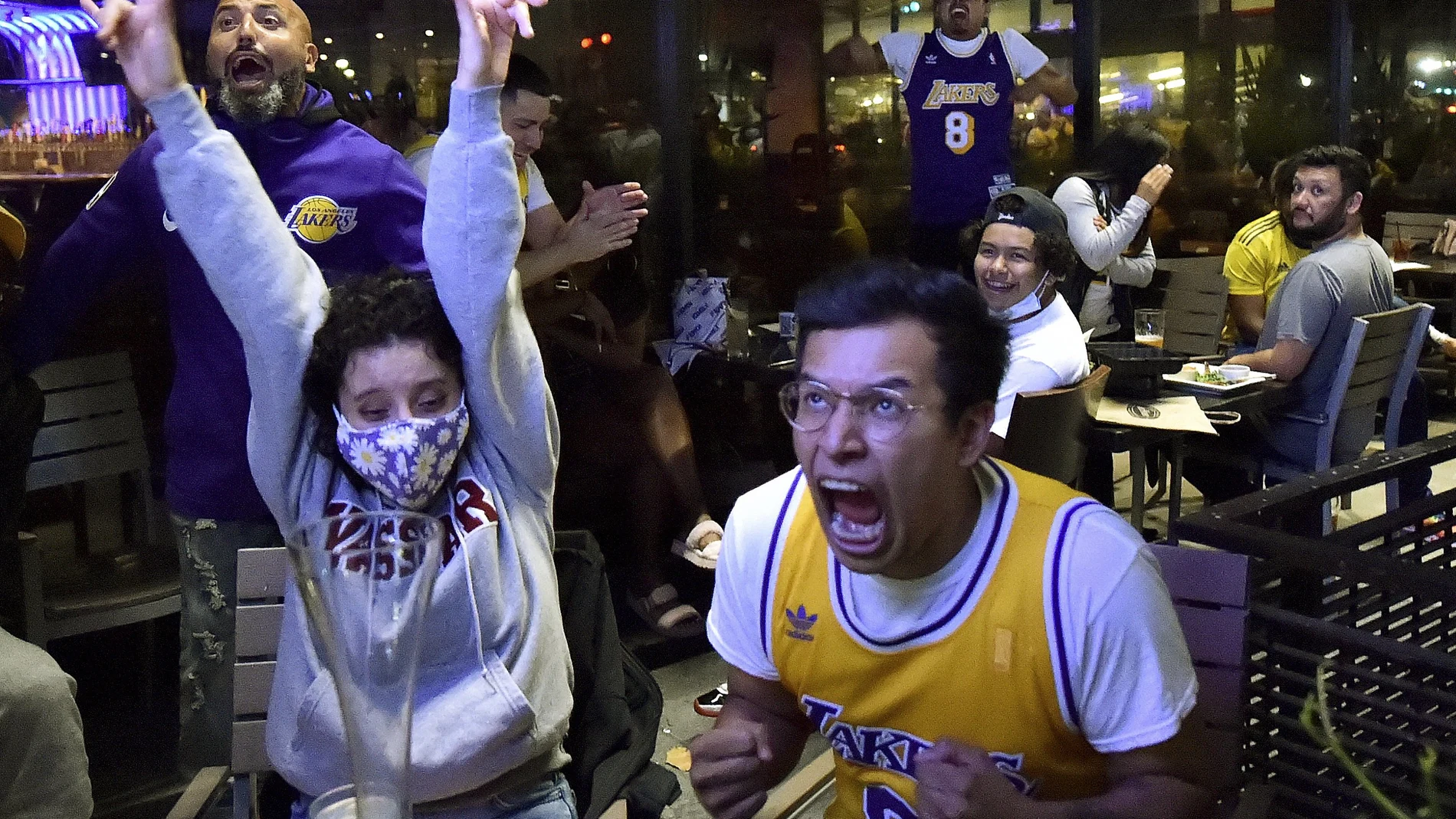 Aficionados de los Lakers con la camiseta de Kobe celebran el título de la franquicia californiana