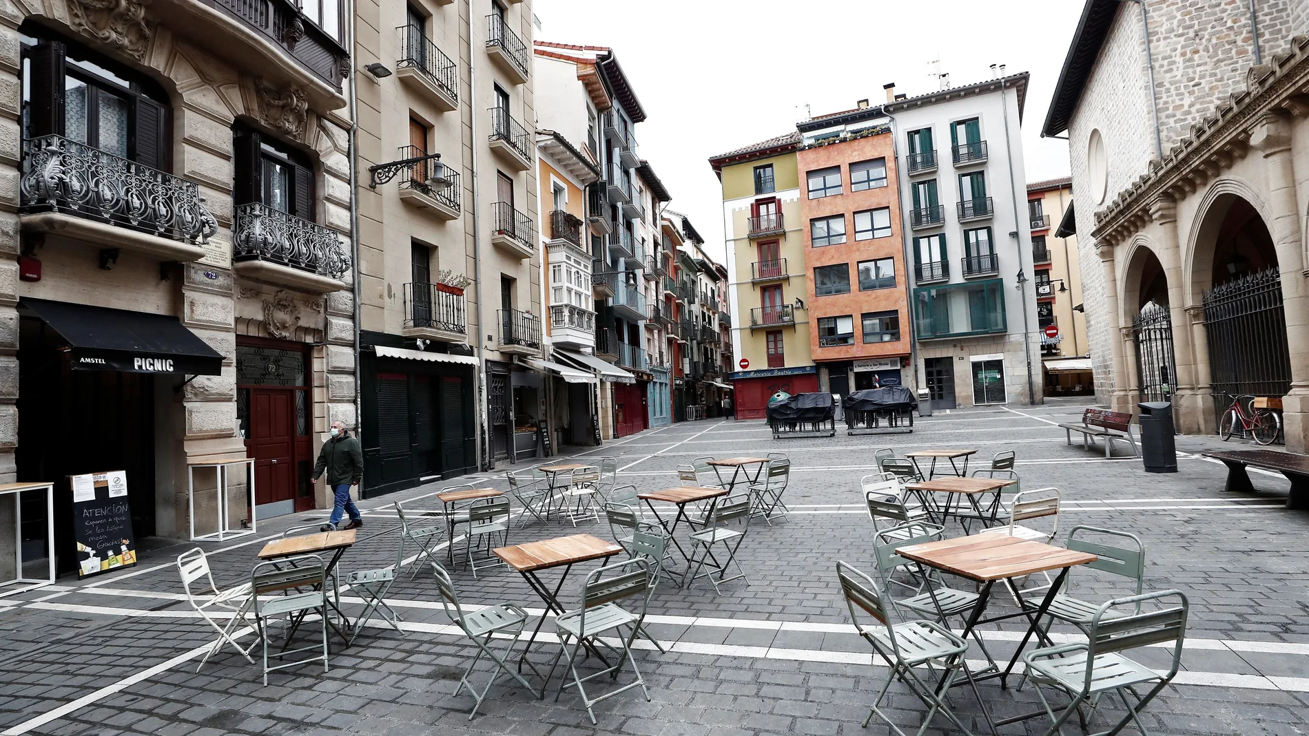 Aspecto que presentan ayer al mediodía las terrazas de algunos de los bares del Casco Viejo de Pamplona
