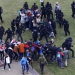La Policía bielorrusia reprime a los manifestantes antigubernamentales en Minsk