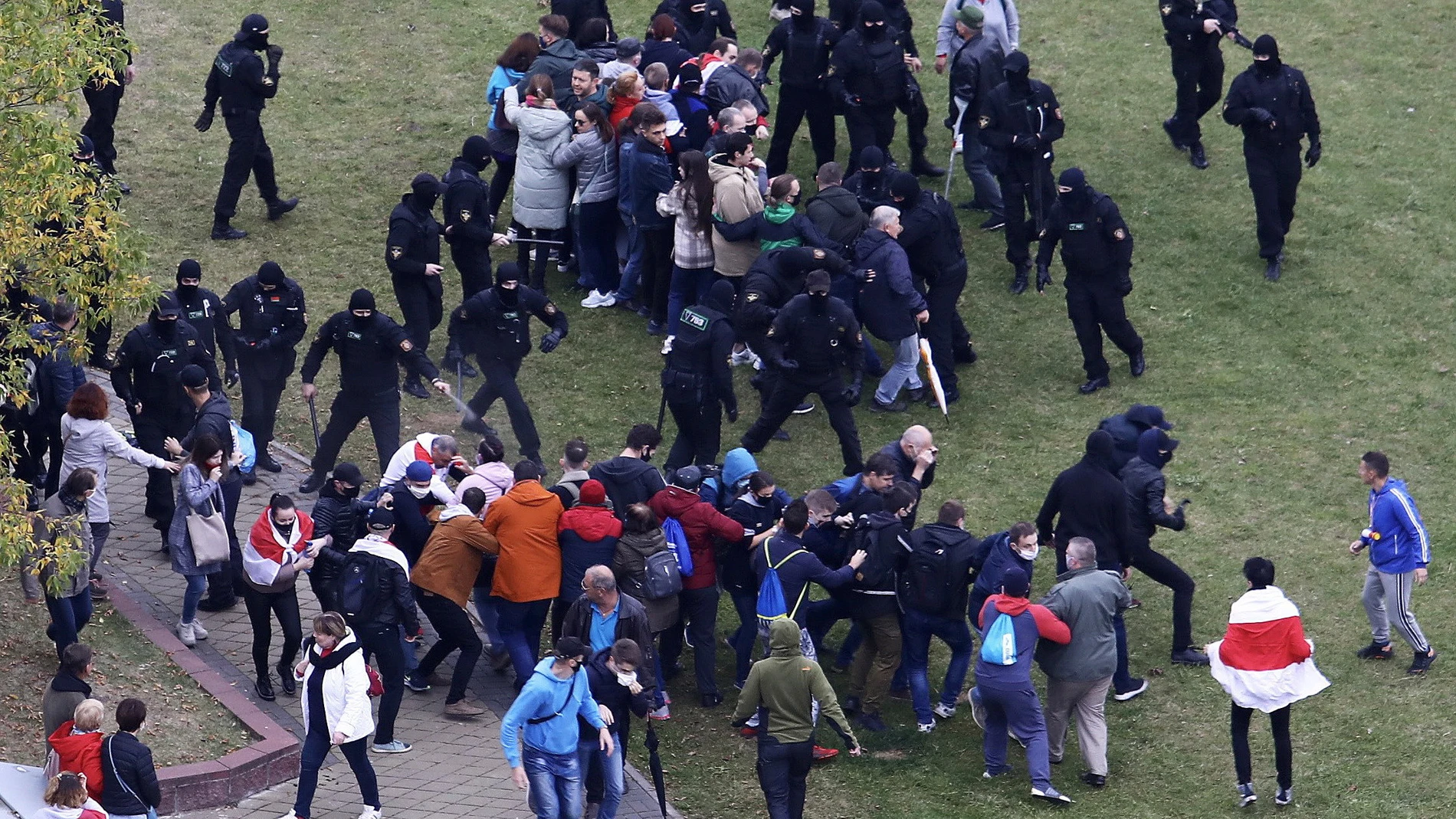 La Policía bielorrusia reprime a los manifestantes antigubernamentales en Minsk