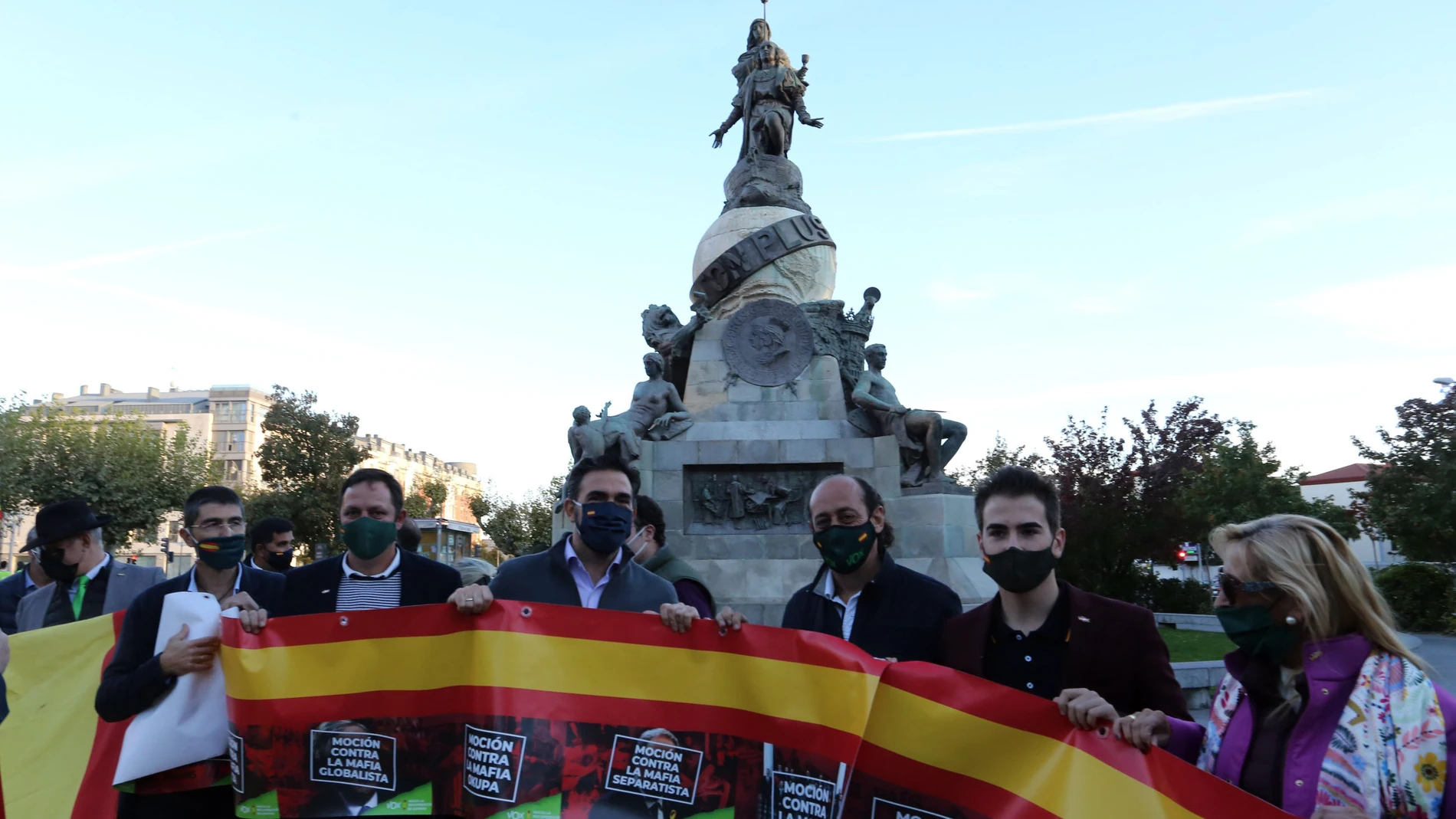El concejal de Vox en el Ayuntamiento de Valladolid, Javier García (I), participa en la vigilancia junto a una veintena de personas del monumento a Colón en Valladolid para evitar actos vandálicos por el Día de la Hispanidad