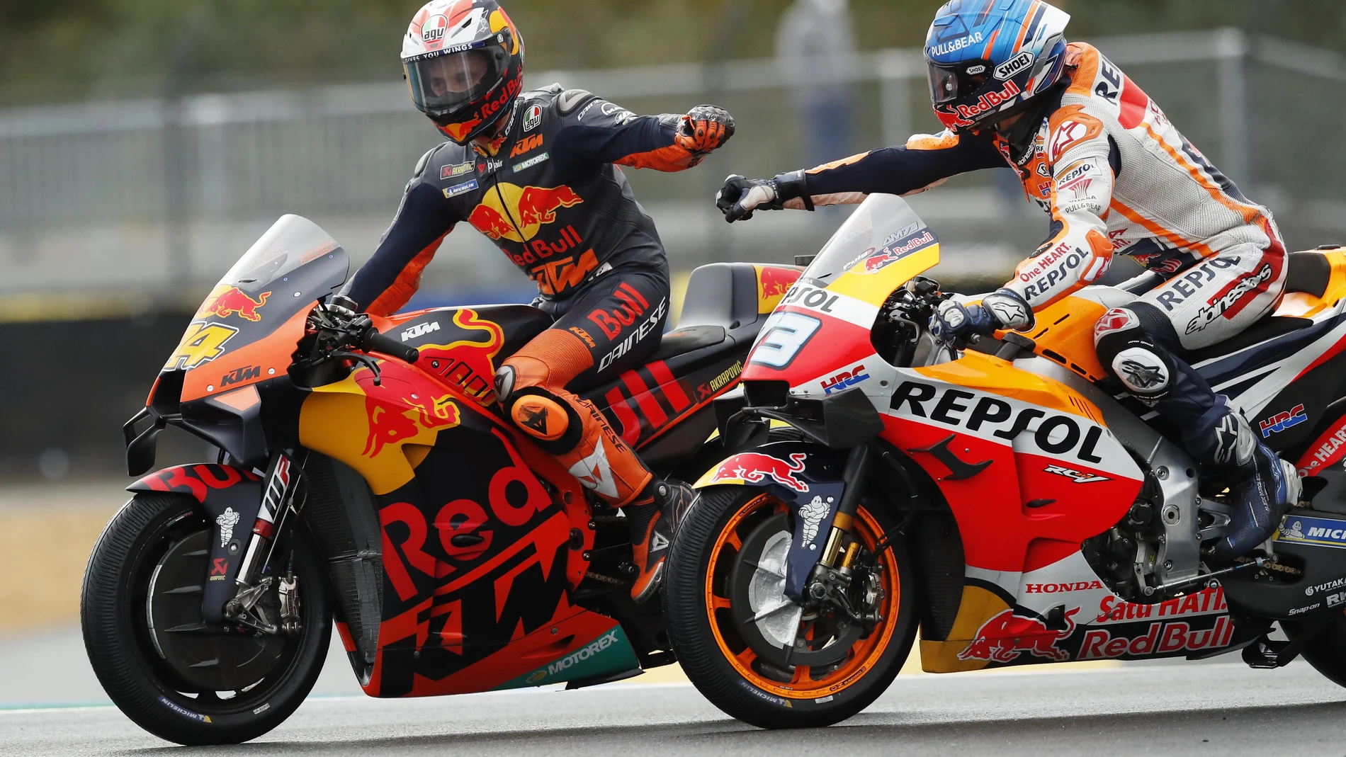 Álex Márquez y Pol Espargaró se felicitan tras la carrera de MotoGP de Le Mans. Han sido segundo y tercero, respectivamente