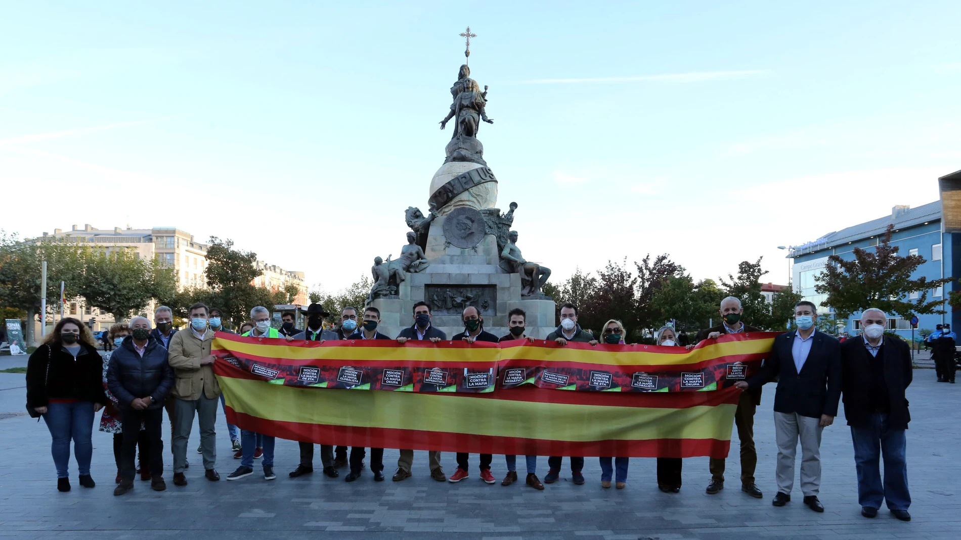 Afiliados y simpatizantes de VOX inician la vigilancia ante el monumento a Colón en Valladolid