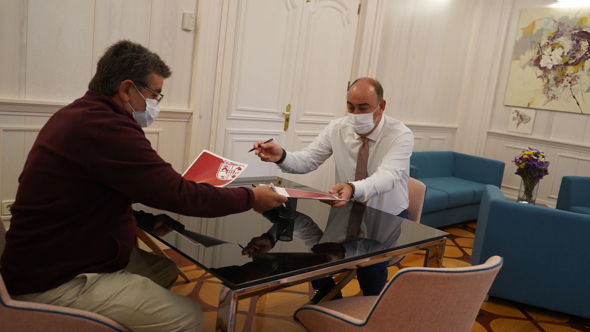 Firma del convenio entre el presidente de la Diputación, Miguel Ángel de Vicente, y el alcalde de la localidad, Juan Carlos Montero