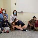 En la imagen, niños con perros, por la terapia