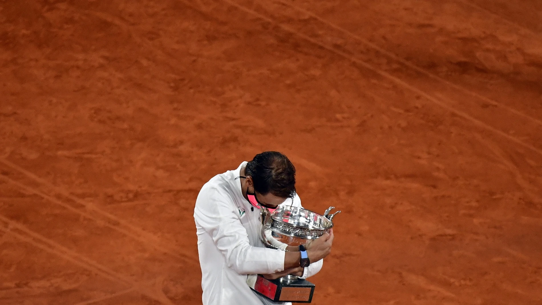 Rafa Nadal abrazo el trofeo de Roland Garros