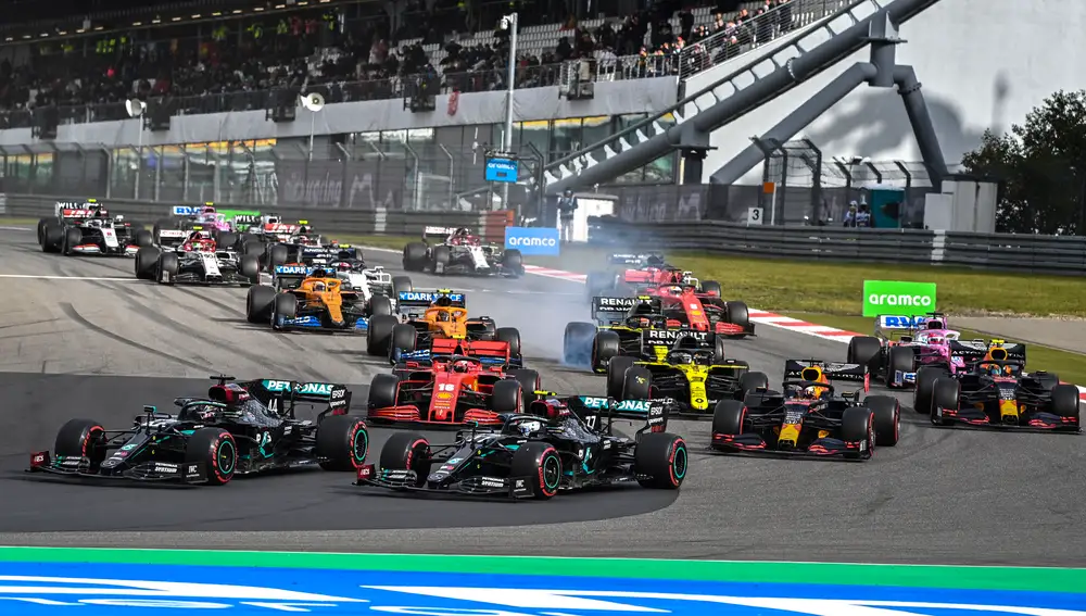 Nuerburg (Germany), 11/10/2020.- British Formula One driver Lewis Hamilton of Mercedes-AMG Petronas (C-L) and Finnish Formula One driver Valtteri Bottas of Mercedes-AMG Petronas (C-R) fight for position in turn 1 lap 1 after the start during the 2020 Formula One Eifel Grand Prix at the Nuerburgring race track in Nuerburg, Germany, 11 October 2020. (Fórmula Uno, Alemania) EFE/EPA/Ina Fassbender / Pool