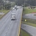 El ciclista sobre la calzada, muerto