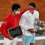 Djokovic felicita a Nadal tras la final de Roland Garros, en la que el español le superó con claridad