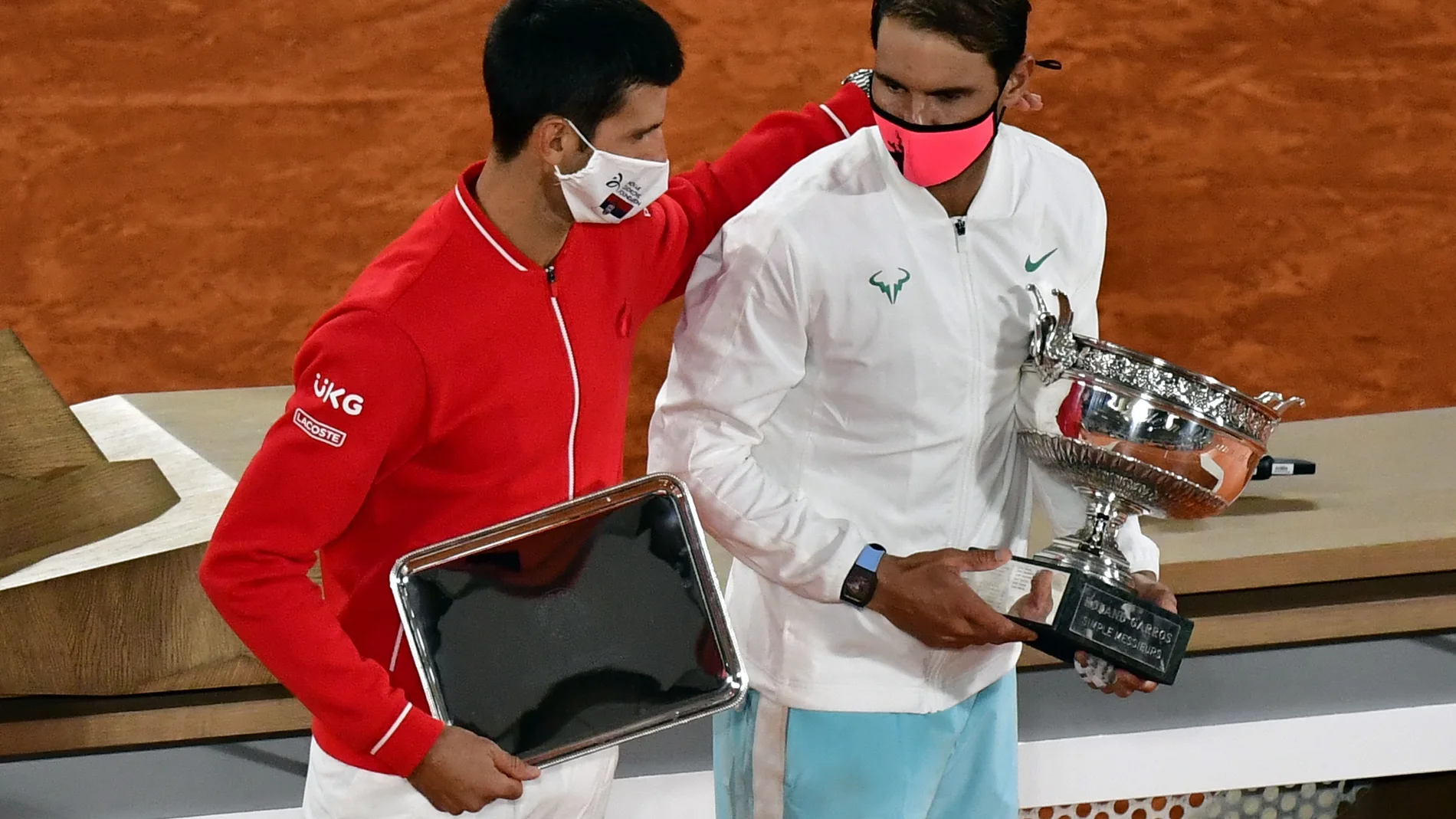 Djokovic felicita a Nadal tras la final de Roland Garros, en la que el español le superó con claridad