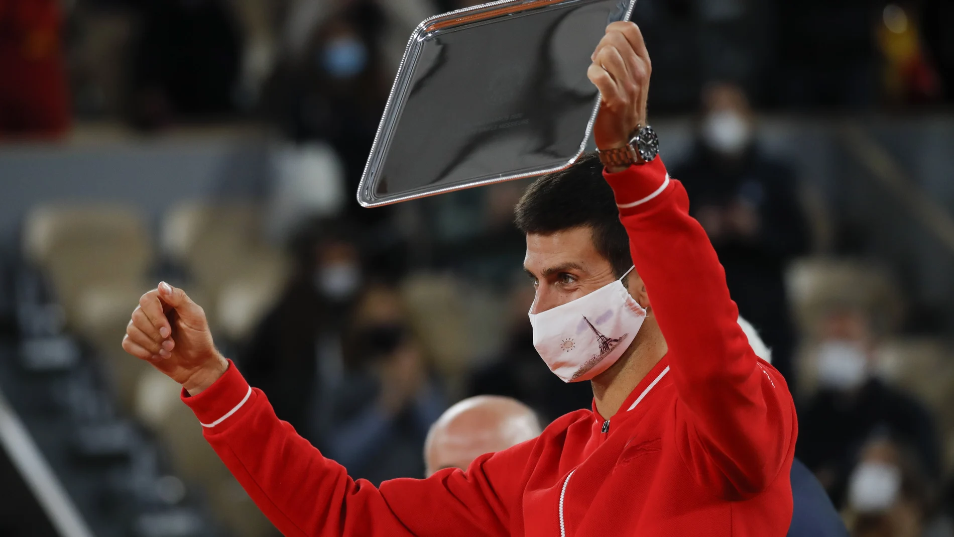 Djokovic, con el trofeo de subcampeón de Roland Garros