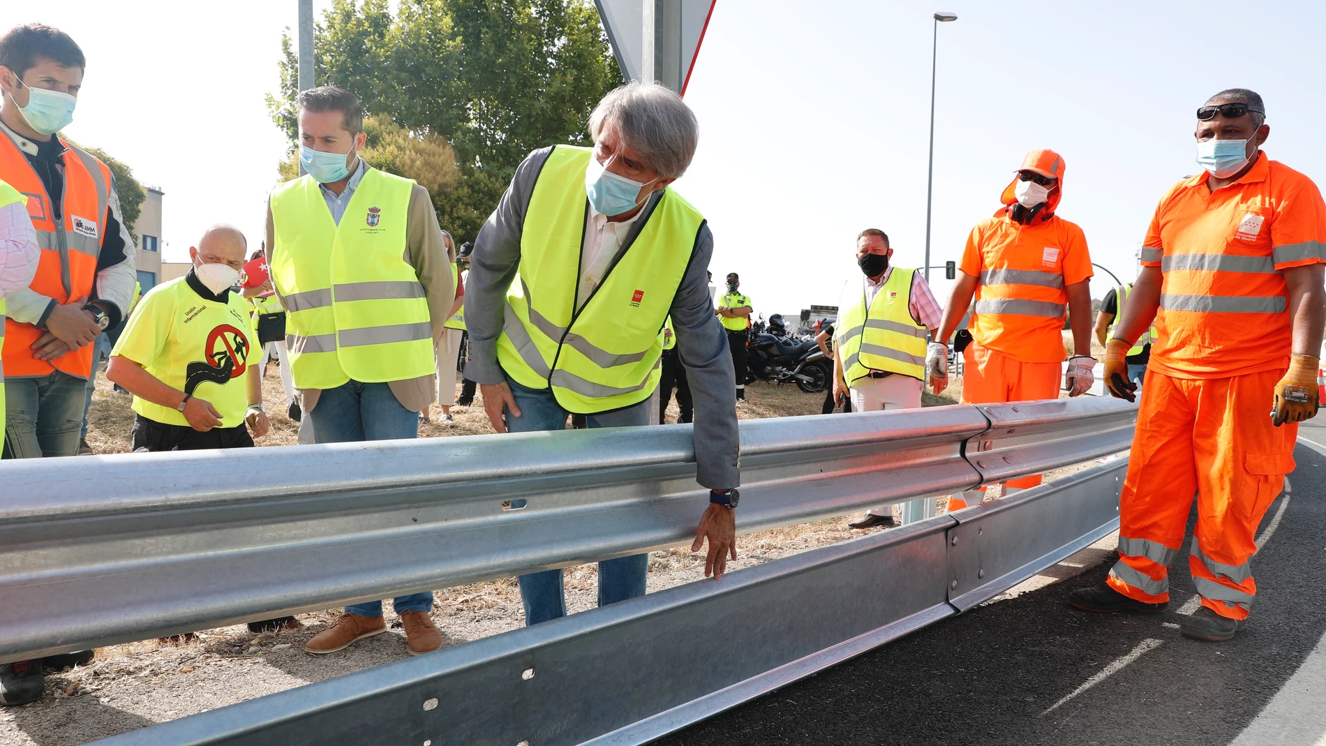 El consejero de Transportes, Ángel Garrido, supervisa la instalación de barreras con protección para motoristas