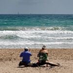 Una pareja disfruta del buen tiempo en la playa de El Saler
