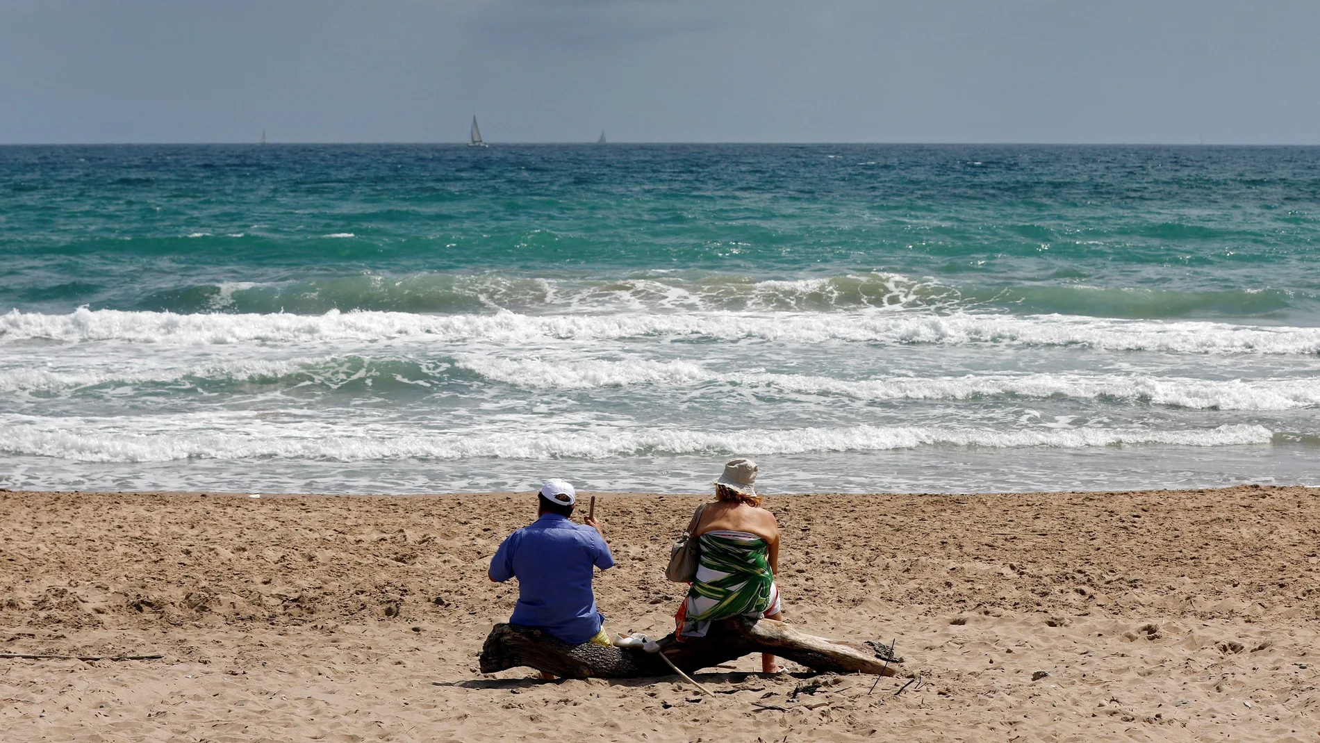 Una pareja disfruta del buen tiempo en la playa de El Saler