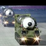 El misil intercontinental presentado en un desfile nocturno medido al milímetro por el régimen norcoreano de Kim Jong Un