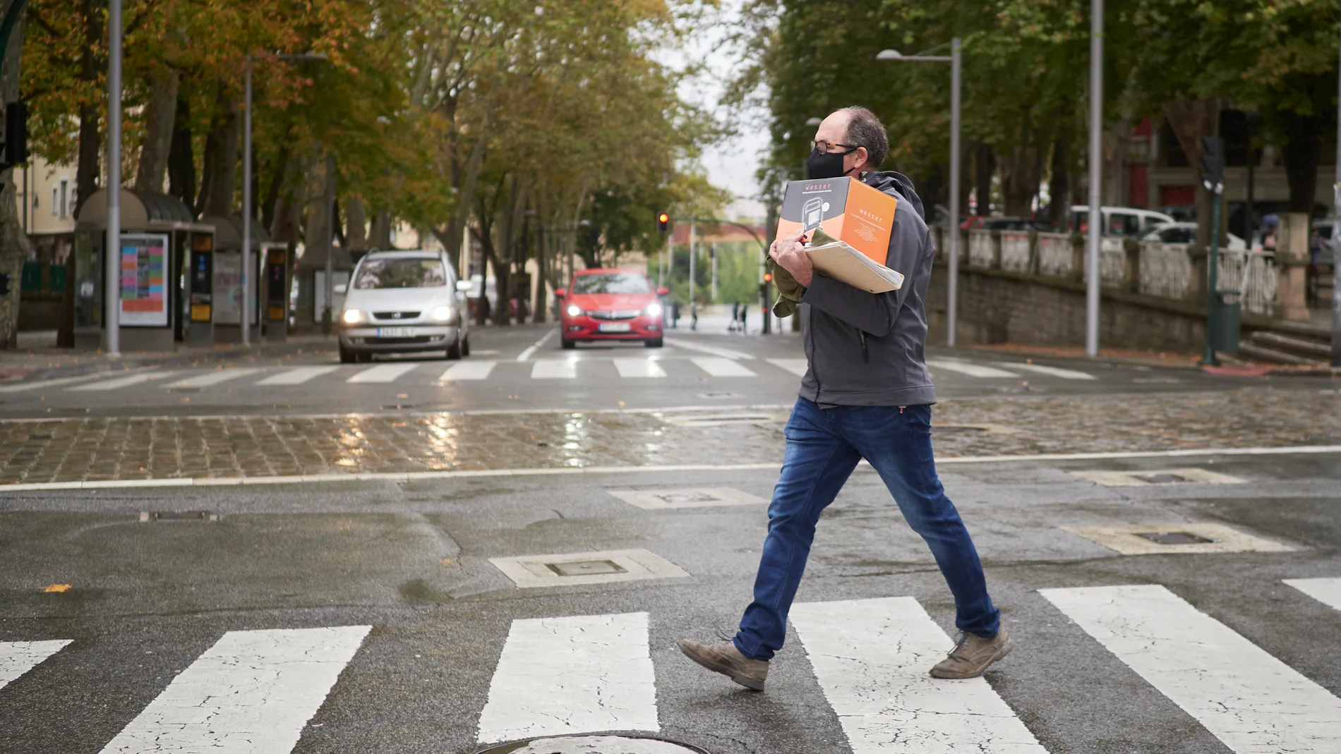 Una persona pasea por una calle de Pamplona, en Navarra, (España),