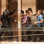 «Antidisturbios» arranca con un desahucio que los policías realizan en un barrio de Madrid