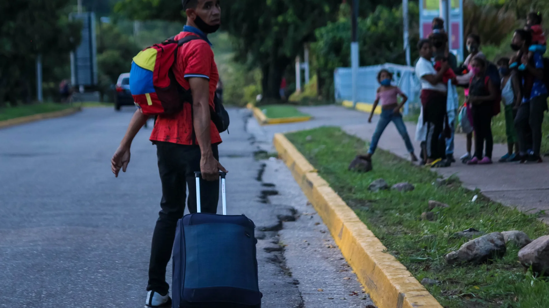 AME636. SAN CRISTÓBAL (VENEZUELA), 12/10/2020.- Un grupo de venezolanos camina por una calle con maletas y bolsos, el 7 de octubre de 2020, en San Cristóbal, estado Táchira (Venezuela). Dejarlo todo sigue siendo la opción de cientos de venezolanos que, agobiados por la pobreza extrema, recorren hasta más de mil kilómetros andando con la esperanza de salir del país, así esto implique días de caminata y un cúmulo de riesgos en la vía. EFE/ Johnny Parra