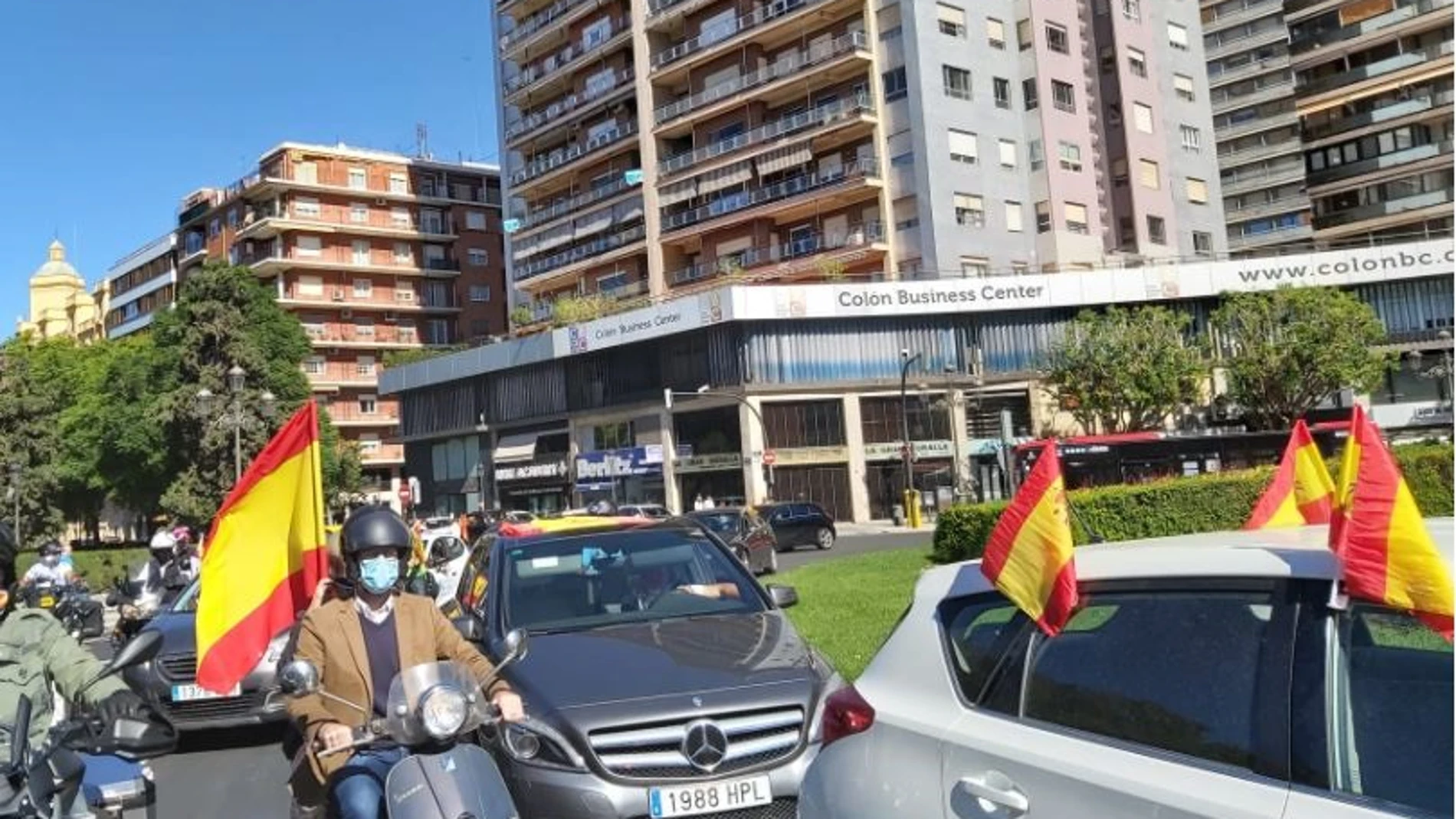 Vox y simpatizantes protestan desde sus coches en València contra un "gobierno criminal y déspota"
