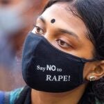 -FOTODELDÍA- Dhaka (Bangladesh), 12/10/2020.- Un estudiante con mascarilla participa en un evento cultural como parte de una protesta contra la violación y las agresiones sexuales a mujeres, exigiendo jueces en el área de Shahbagh en Dhaka, Bangladesh, el 12 de octubre de 2020. Los informes indican que el gobierno de Bangladesh aprobó una enmienda a un proyecto de ley que incorpora la disposición de la pena de muerte por violación en medio de protestas en todo el país contra las agresiones sexuales a mujeres. (Protestas) EFE/EPA/MONIRUL ALAM