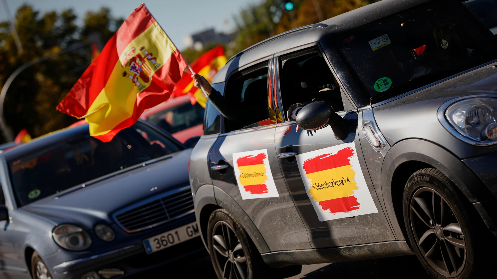 Coches con la bandera de España y carteles contra Pedro Sánchez durante la manifestación convocada por el partido durante el pasado 12-O.