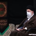El líder supremo, ayatolá Ali Jamenei, con mascarilla12/10/2020