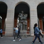 Califica de fascista al Gobierno de la capital y lamenta que representen “el odio, la venganza, la mentira y la violencia” tras la retirada de la placa de homenaje a su abuelo.En la imagen sstatua De Francisco Largo Caballero en Madrid.