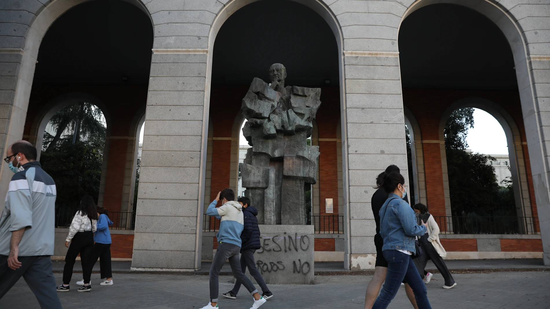 Califica de fascista al Gobierno de la capital y lamenta que representen “el odio, la venganza, la mentira y la violencia” tras la retirada de la placa de homenaje a su abuelo.En la imagen sstatua De Francisco Largo Caballero en Madrid.