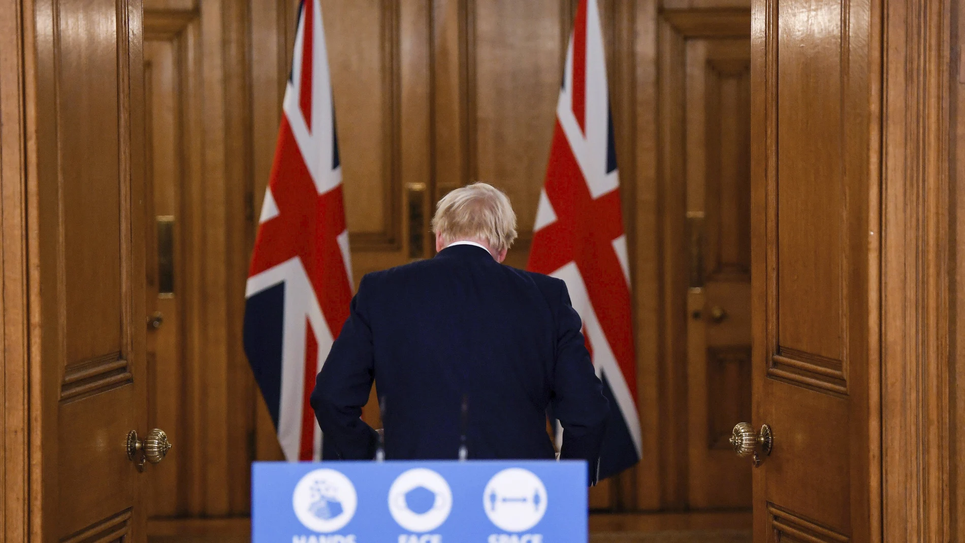 El «premier» británico, Boris Johnson, tras una comparecencia en sus residencia del número 10 de Downing Street