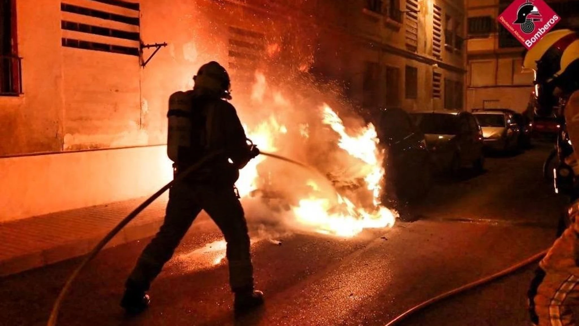 Imagen de archivo de Bomberos de Alicante en la extinción de un incendio