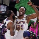 LeBron James y Dwight Howard (39) celebran el triunfo de los Lakers