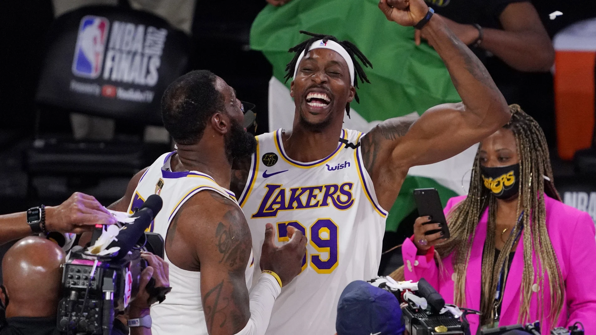LeBron James y Dwight Howard (39) celebran el triunfo de los Lakers