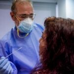 Imagen de archivo de un sanitario realizando una prueba PCR