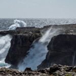 Grandes olas chocan contra las rocas de S'Algar, en el municipio de Sant Lluís, en Menorca